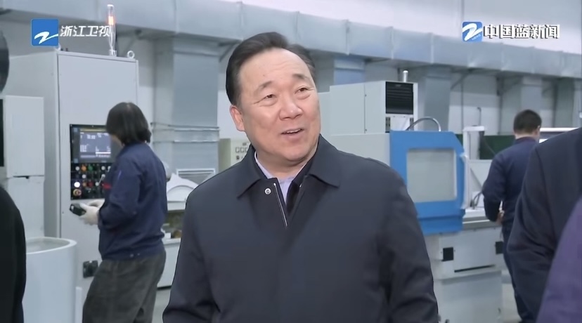 1704690158836360.jpg 省长王浩深入车间实地了解.jpg